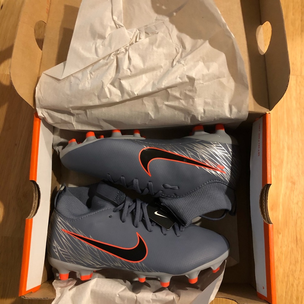 NEW in box Nike Superfly dynamic fit youth cleats